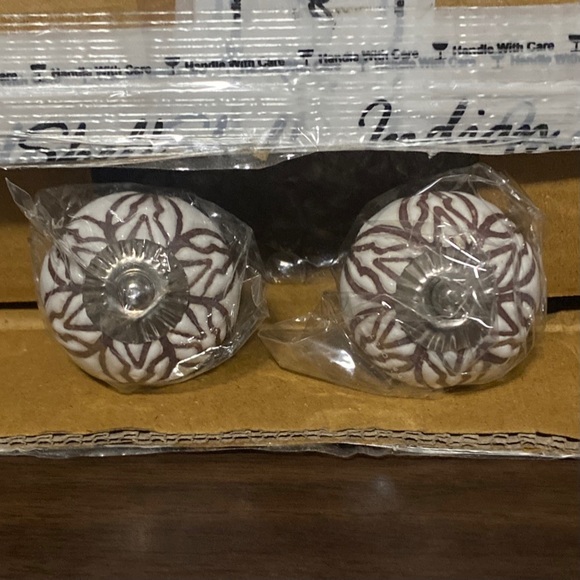 Indian Shelf White/Brown Etched Ceramic Pull Handle Knob Set of 2 Handcrafted - Picture 1 of 2